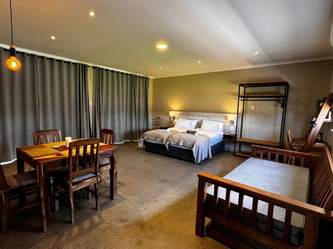 Flying Ostrich Guesthouse & Self-Catering Accommodation 马林塔尔 外观 照片