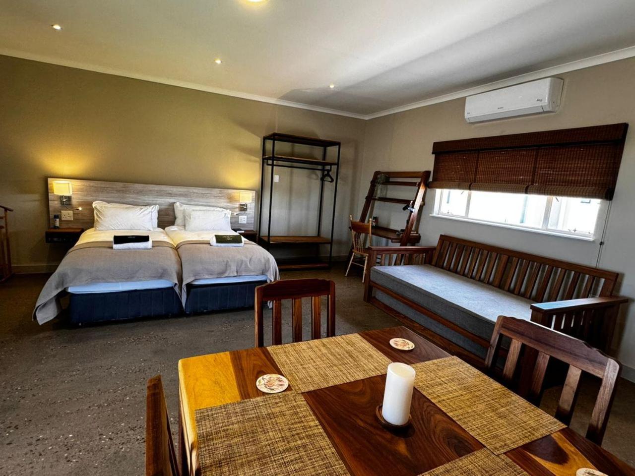 Flying Ostrich Guesthouse & Self-Catering Accommodation 马林塔尔 外观 照片
